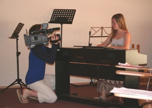 Yasmina am Klavier